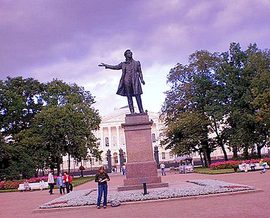 अनिकुशिन द्वारा सेंट पीटर्सबर्ग में पुश्किन के लिए एक स्मारक क्या है