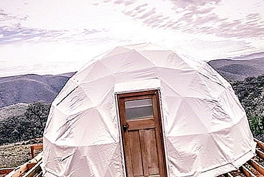 캥거루가 이웃이되었습니다 : 한 부부가 호주에서 돔 텐트로 현대 주택을 교환했습니다.