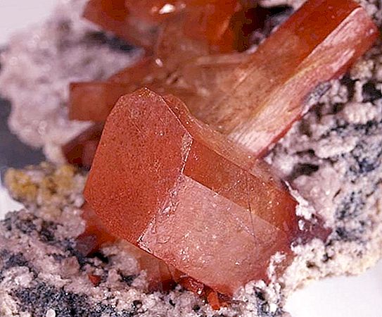 Mineral topaz: özellikleri, fotoğraflı tanımı, taş özellikleri, çeşitleri ve tonları