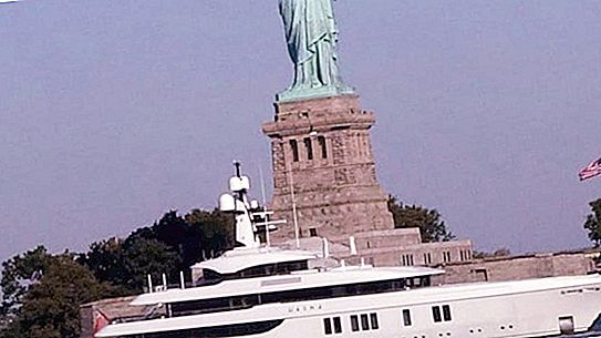 Sebuah kapal layar 73 meter menghalang pemandangan Patung Liberty: sangat menarik apa yang ada di dalam dan apa jenis penalti yang akan datang kepada pemilik untuk tempat letak ker