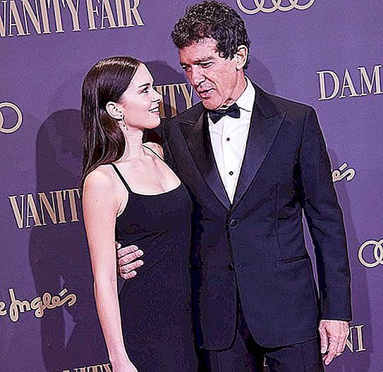 एंटोनियो बंडारेस अपनी खूबसूरत बेटी और साथी के साथ "पर्सन ऑफ द ईयर" समारोह में आए, जिसके साथ वह 5 साल से रह रहे हैं