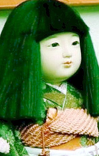 Mysterious nearby: an incredible Japanese Okiku doll with hair growing