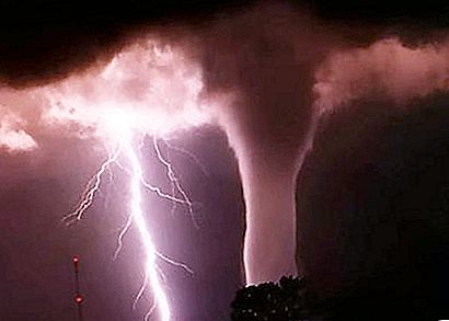 พายุทอร์นาโดคืออะไรและอะไรเป็นตัวกำหนดลักษณะของมัน
