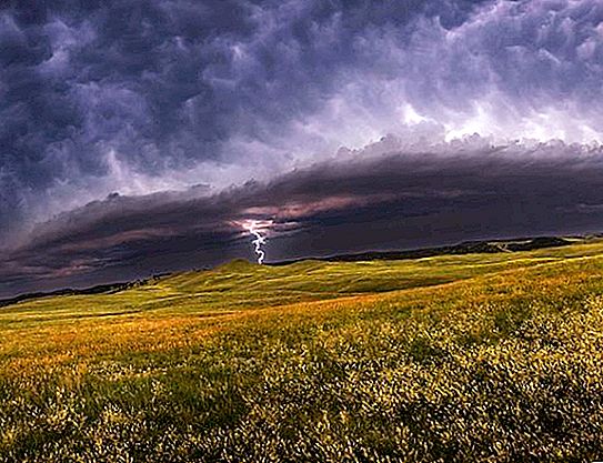 Thundercloud. الغيوم العاصفة والبرق