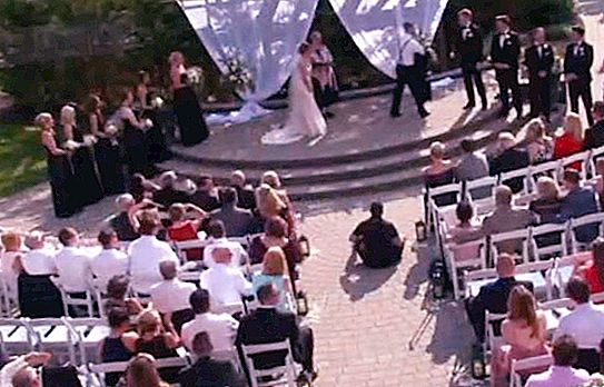 A la cerimònia del casament, el nuvi es va treure de sobte la jaqueta i es va posar una samarreta verda a sobre de la camisa. Els convidats i la núvia es van emocionar