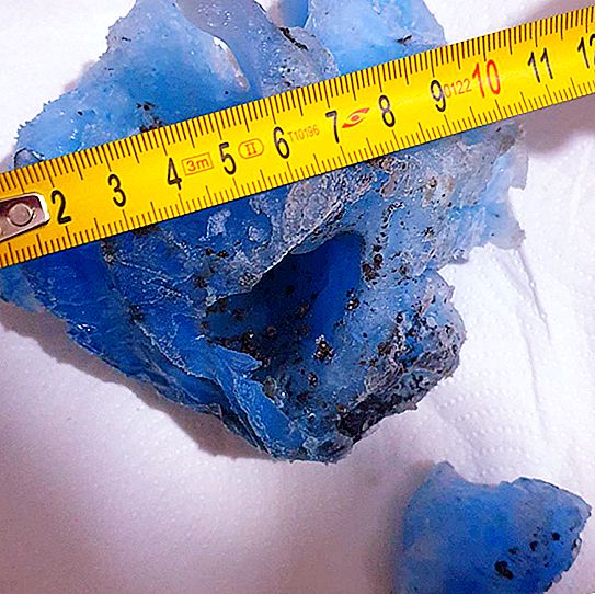 هدية من السماء: سقطت قطعة غامضة من الجليد الأزرق على سطح منزل في رومانيا