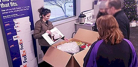 En kvinne i Michigan blir med på et gaveutvekslingsprogram og mottar en pakke fra Bill Gates som veier nesten 40 kg