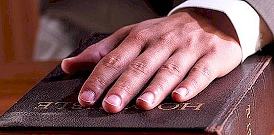 上院議員がトランプ弾劾事件で公平性を誓う聖書は灰の山に変わった