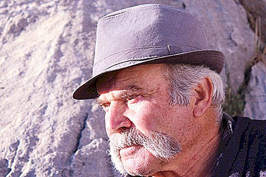Ο αγρότης δεν έχει κόψει το μουστάκι του για μισό αιώνα και απλώς βγάζει το καπέλο του πριν από τον ύπνο: τι μοιάζει με το "Τουρκικό Boyarsky";