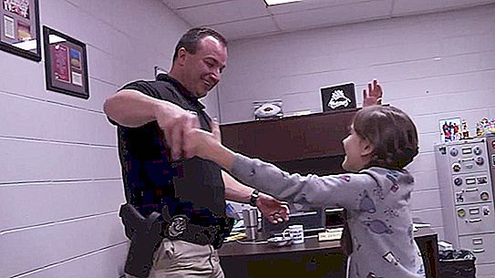 Polis Arkansas Nick Harvey mengiringi anak perempuannya yang berusia 8 tahun di Ball Bapa dan Daughter