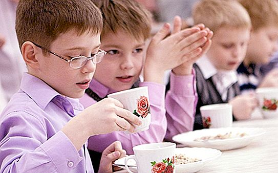 Ένα αγόρι από μια φτωχή οικογένεια έτρωγε τα λείψανα σχολικών γεύσεων σε συμμαθητές. Οι εξοργισμένοι γονείς συζήτησαν θέμα κατά τη συνάντηση