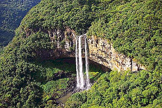令人惊叹的Karakol瀑布。 巴西最美丽的瀑布