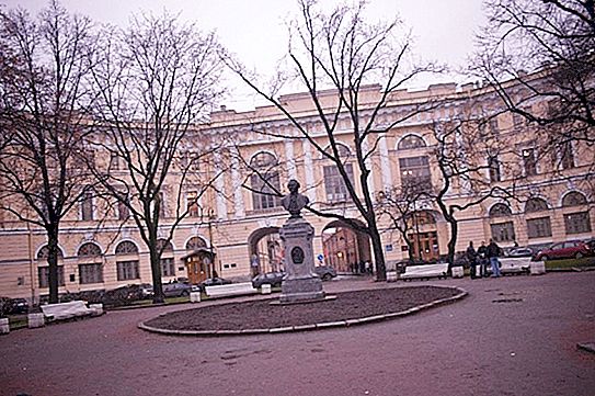 상트 페테르부르크의 Lomonosov 기념비 : 창조의 역사, 설명