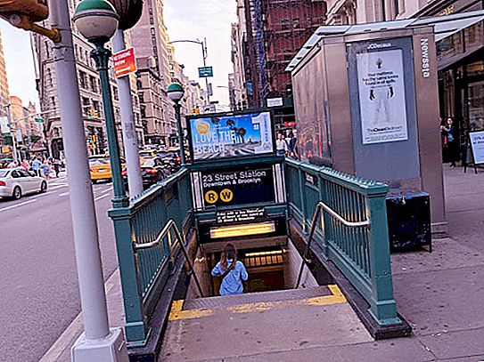 L'indignato newyorkese ha pubblicato su Twitter una foto della metropolitana allagata: l'amministrazione gli ha risposto con uno scherzo