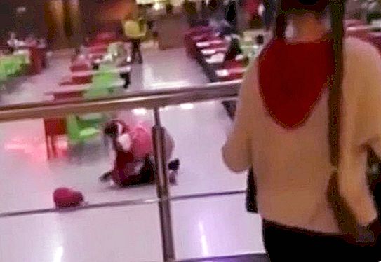Twee kerstmannen vochten in een winkelcentrum voor angstige kinderen. Het bleek dat ze niet serieus vochten