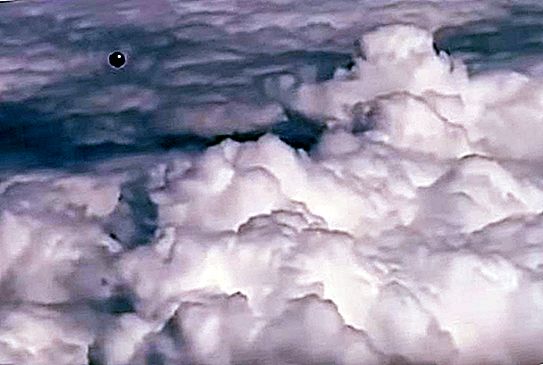 Ohjaaja huomasi lentokoneen vieressä lentävän UFO: n osoittautui - tavallinen sääpallo (video)