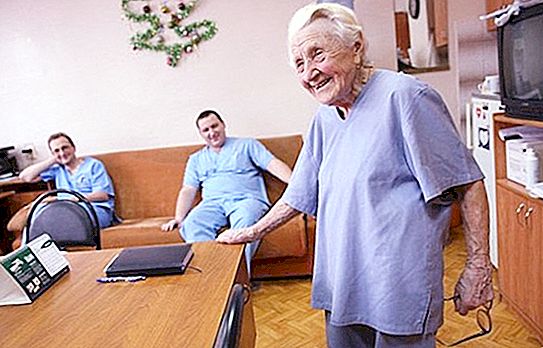 De oudste praktiserende chirurg ter wereld: op 91-jarige leeftijd voert Alla Ilyinichna Levushkina ongeveer 4 operaties per dag uit