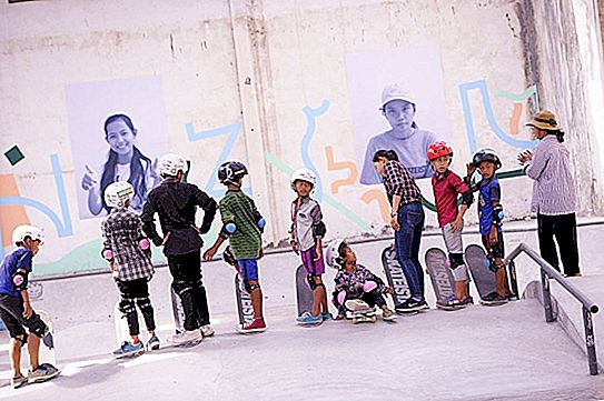 Skatetan: Di Afghanistan, organisasi ini menggunakan skateboard untuk memberdayakan kaum muda