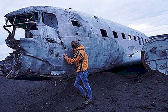 Forsvinner fly: på Island "gradvis reduseres" en gammel militær flybuss ved hjelp av lokale innbyggere