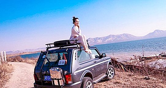 Una modelo de China protagonizó una sesión de fotos con el automóvil ruso Lada