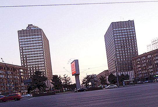 ساحة سمولينسكايا-سينايا: الموقع ، الصورة مع الوصف
