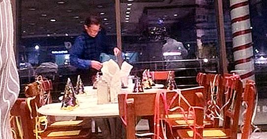 61 세의 한 남자가 생일에 식당에서 손님을 기다리고 있었지만 아무도 오지 않았습니다. 그는 휴가를 저장해야했다