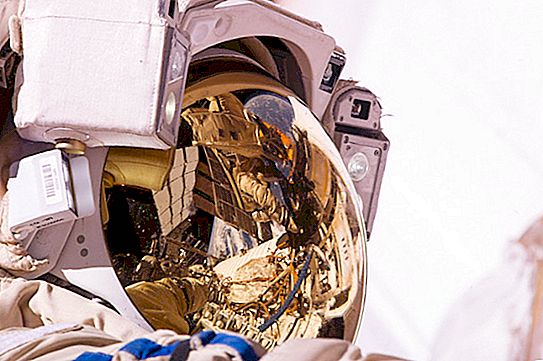 Setiap pakaian kosmonaut dibuat untuk orang perseorangan, manakala visors ditutup dengan emas 24 karat: beberapa fakta menarik dari sejarah Soviet dan Rusia spacesuits
