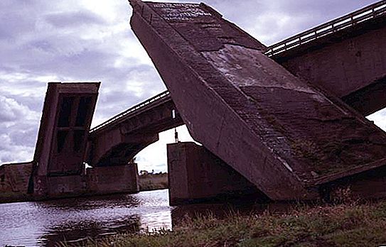 Berliner Brücke in Kaliningrad. Berliner Brücke stürzte in Kaliningrad ein