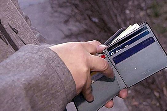 किसी व्यक्ति को अपना बटुआ खोजने में मदद करने के लिए प्लंबर ने 900 किलोग्राम कचरा छांटा
