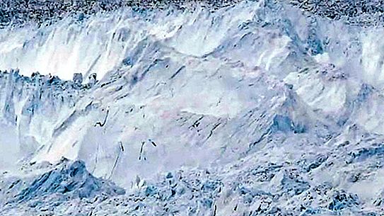 Kuzey Kutbu'nda bir şehir büyüklüğünde bir buz parçası hemen patladı: benzersiz bir video