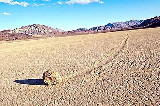 移动的石头在加利福尼亚死亡谷。 怎么解释？