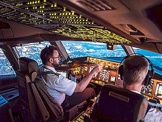 एक तूफान के माध्यम से उड़ान: पायलटों को देखने के लिए असामान्य चीजें हैं