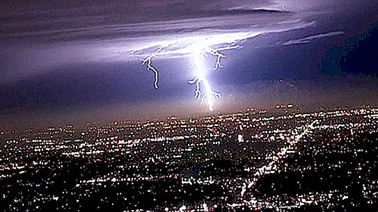 On the coast of California recorded 1,5 thousand lightning strikes in just 5 minutes (photo)