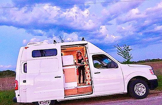 Gadis itu berhenti dari pekerjaannya, membeli sebuah van, mengubahnya menjadi rumah motor dan melakukan perjalanan