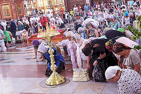 ¿Por qué las abuelas en el templo se arrodillan si puedes rezar estando de pie?
