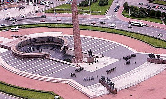 Zabytki Petersburga: pomnik bohaterskich obrońców Leningradu na placu Zwycięstwa