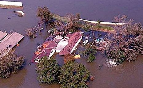 홍수는 수역에 인접한 영토의 홍수로 나타나는 자연 현상입니다.