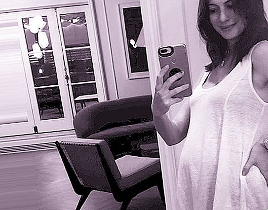 Anne + 1: Anne Hathaway a souligné un ventre arrondi avec une robe fuchsia