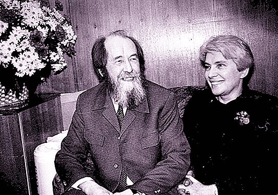 ชีวประวัติสั้น ๆ ของ Alexander Solzhenitsyn ซึ่งนักเขียนถูกฝังอยู่