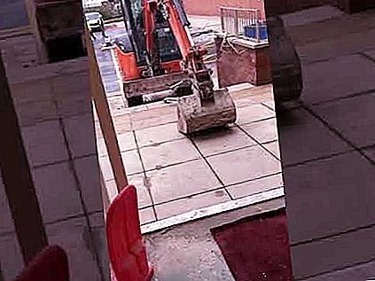 De bouwer werd onderbetaald en nam wraak: hij versloeg de eerste verdieping van een hotel klaar voor inbedrijfstelling met een graafmachine (video)