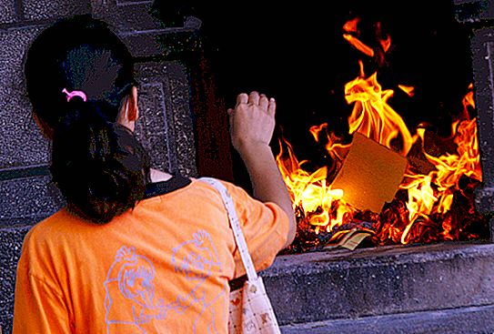 사망 한 조상을위한 불타는 종이 비키니는 베트남의 새로운 트렌드입니다