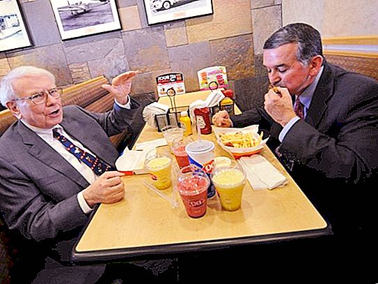 Warren Buffett đề nghị ăn trưa với anh ta. Một bữa trưa như vậy có giá bao nhiêu và tại sao anh ta làm điều đó?