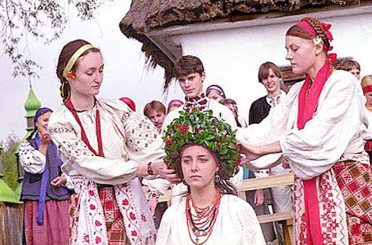 Ukrainsk prydnad på en bröllophandduk