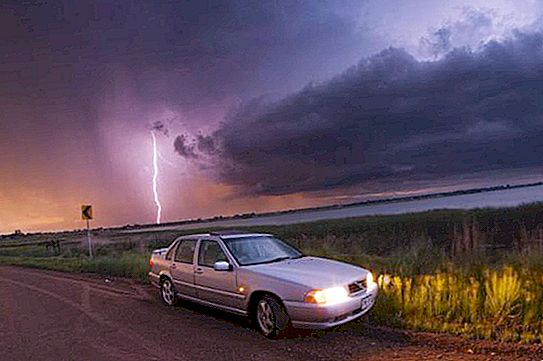Weet je wat er zal gebeuren als de bliksem inslaat in een auto?