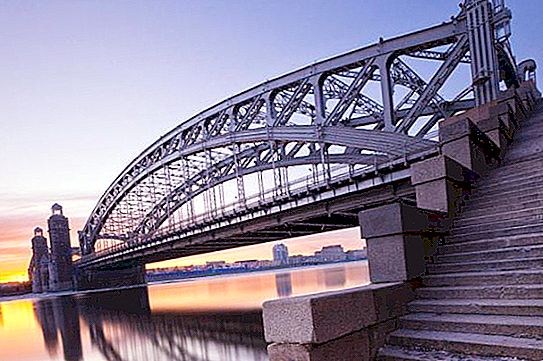 सेंट पीटर्सबर्ग में पीटर द ग्रेट ब्रिज। बोल्शेखटिंस्की पुल