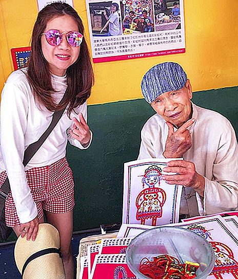 أنقذ مواطن تايواني يبلغ من العمر 96 عامًا قريته الأصلية من الهدم ، وحولها إلى معلم بألوان قوس قزح