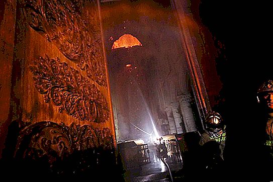Intervensi Ilahi: salib altar tetap utuh dalam api Notre Dame