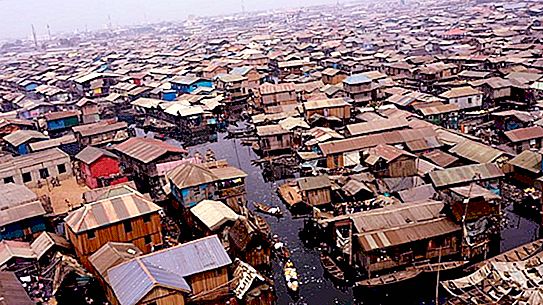 ليست جنة في كوخ: يضطر الناس للعيش في الأحياء الفقيرة العائمة ، على الرغم من أن لديهم منازلهم في الآونة الأخيرة