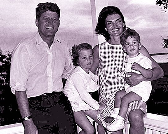 Mga bata na si Jacqueline Kennedy: Carolyn Kennedy at John Kennedy Jr.