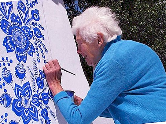 قررت امرأة تبلغ من العمر 90 عامًا تحويل قريتها المملة وتحويلها إلى عمل فني بلمسة وطنية